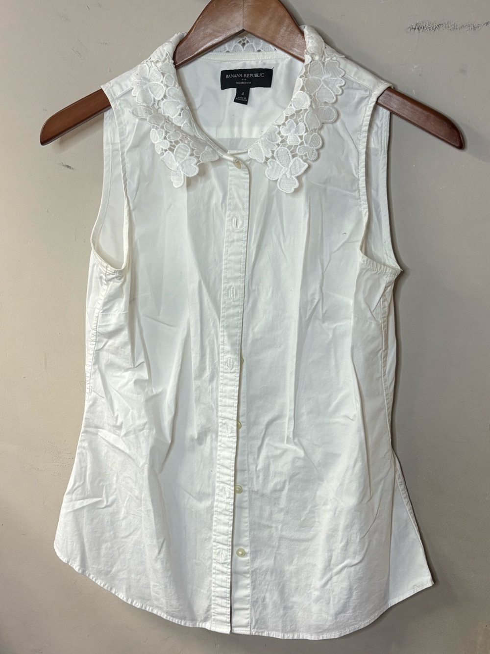 Banana Republic size 4 white Sleeveless Button-Down Top w:Peter Pan lace collar